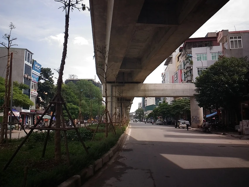 Độc nhất vô nhị: Trồng cây dưới… gầm đường sắt ảnh 1 Độc nhất vô nhị: Trồng cây dưới… gầm đường sắt ảnh 1