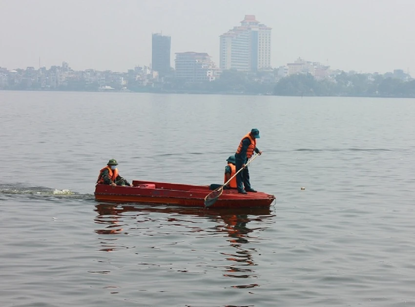 Hồ Tây không còn cá chết nhưng mùi thối vẫn nồng nặc ảnh 3 Hồ Tây không còn cá chết nhưng mùi thối vẫn nồng nặc ảnh 3