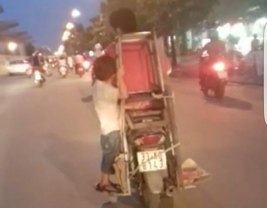 'Toát mồ hôi' với hình ảnh cậu bé đu mình trên xe máy ảnh 1 'Toát mồ hôi' với hình ảnh cậu bé đu mình trên xe máy ảnh 1