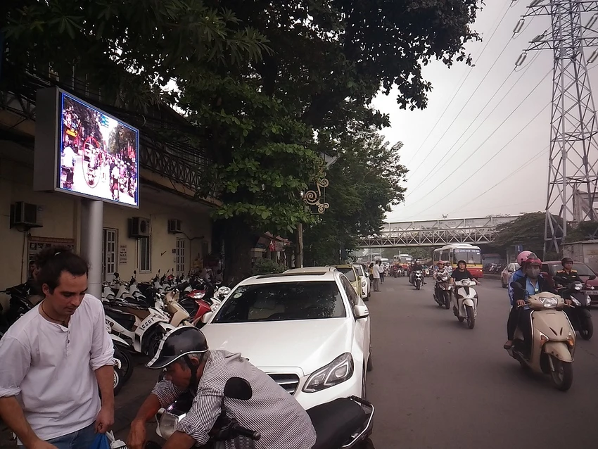 Hà Nội: Lắp bảng LED để tuyên truyền luật, có hiệu quả? ảnh 1 Hà Nội: Lắp bảng LED để tuyên truyền luật, có hiệu quả? ảnh 1