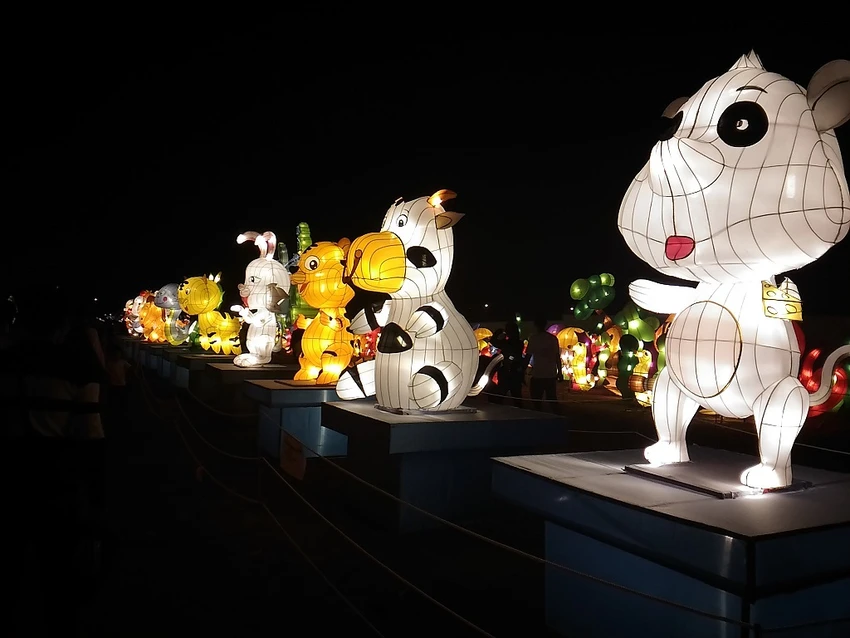 Giới trẻ Hà Nội 'phát cuồng' với lễ hội đèn lồng ảnh 11 Giới trẻ Hà Nội 'phát cuồng' với lễ hội đèn lồng ảnh 11