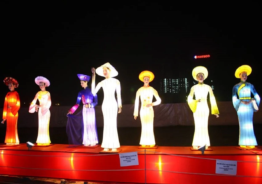 Giới trẻ Hà Nội 'phát cuồng' với lễ hội đèn lồng ảnh 6 Giới trẻ Hà Nội 'phát cuồng' với lễ hội đèn lồng ảnh 6
