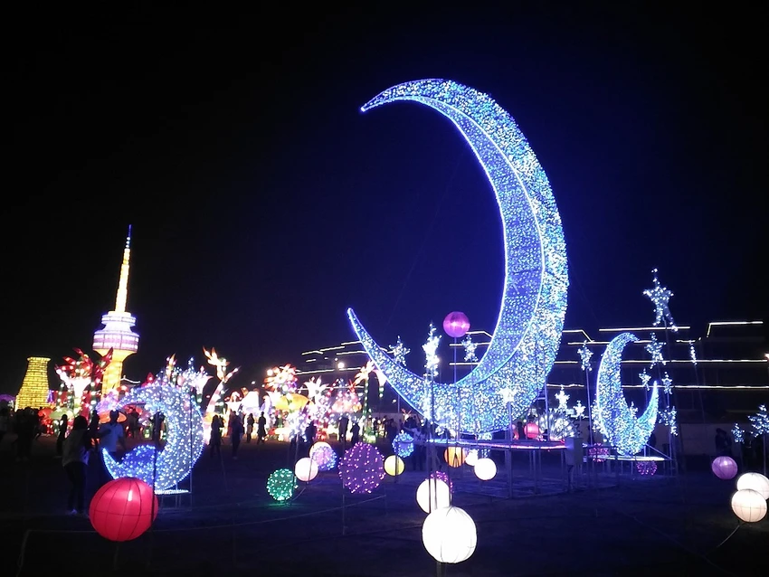 Giới trẻ Hà Nội 'phát cuồng' với lễ hội đèn lồng ảnh 5 Giới trẻ Hà Nội 'phát cuồng' với lễ hội đèn lồng ảnh 5