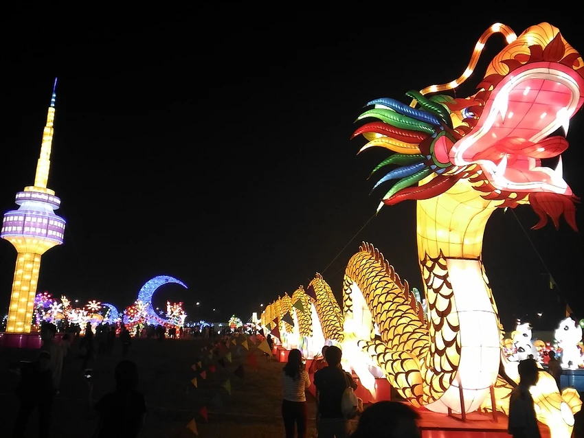 Giới trẻ Hà Nội 'phát cuồng' với lễ hội đèn lồng ảnh 2 Giới trẻ Hà Nội 'phát cuồng' với lễ hội đèn lồng ảnh 2