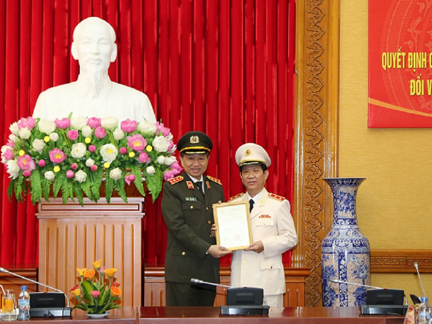 Thượng tướng Tô Lâm (trái) trao quyết định thăng cấp bậc hàm cho Trung tướng Nguyễn Văn Sơn. Ảnh: Bộ Công an