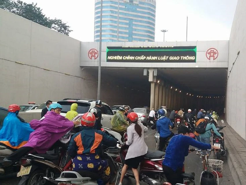 Dính dầu loang, xe ngã la liệt tại hầm Kim Liên ảnh 1