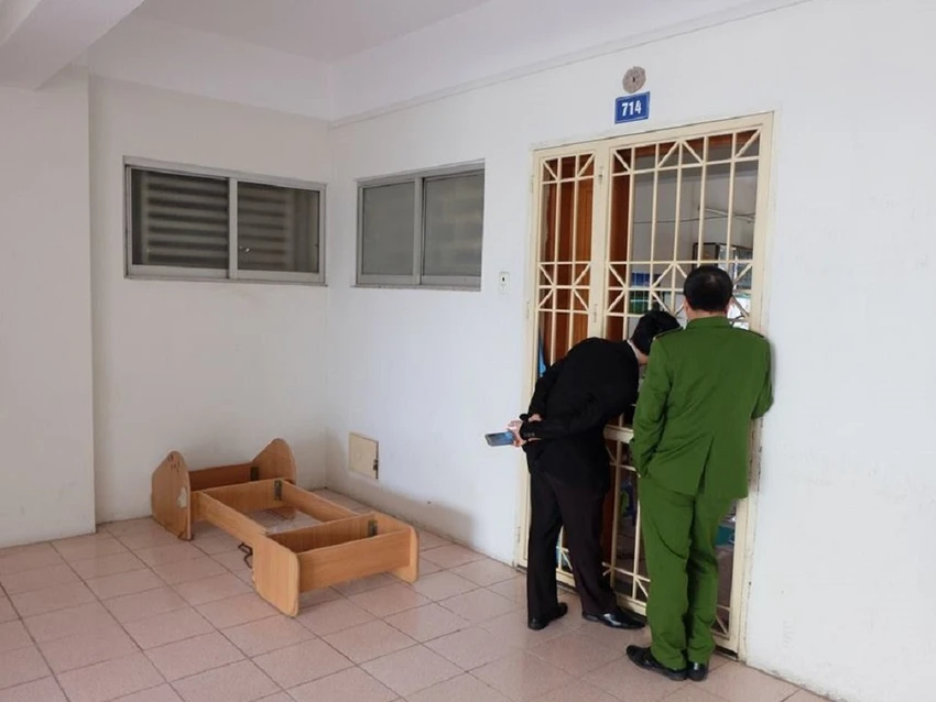 Lực lượng chức năng đến làm việc, nhưng chỉ có thể nhìn qua ô cửa