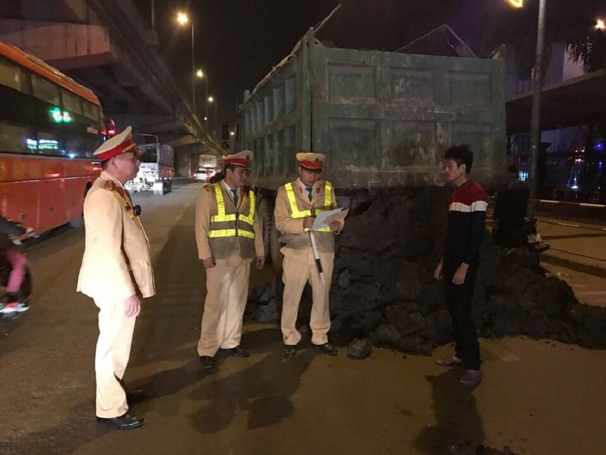 Đổ chất thải ra đường, CSGT buộc tài xế dọn sạch ảnh 1