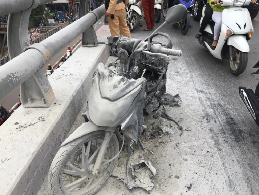 Xe máy bốc cháy tan tành trên cầu vượt tại Hà Nội ảnh 3 Xe máy bốc cháy tan tành trên cầu vượt tại Hà Nội ảnh 3