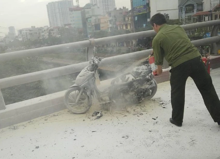 Xe máy bốc cháy tan tành trên cầu vượt tại Hà Nội ảnh 2 Xe máy bốc cháy tan tành trên cầu vượt tại Hà Nội ảnh 2