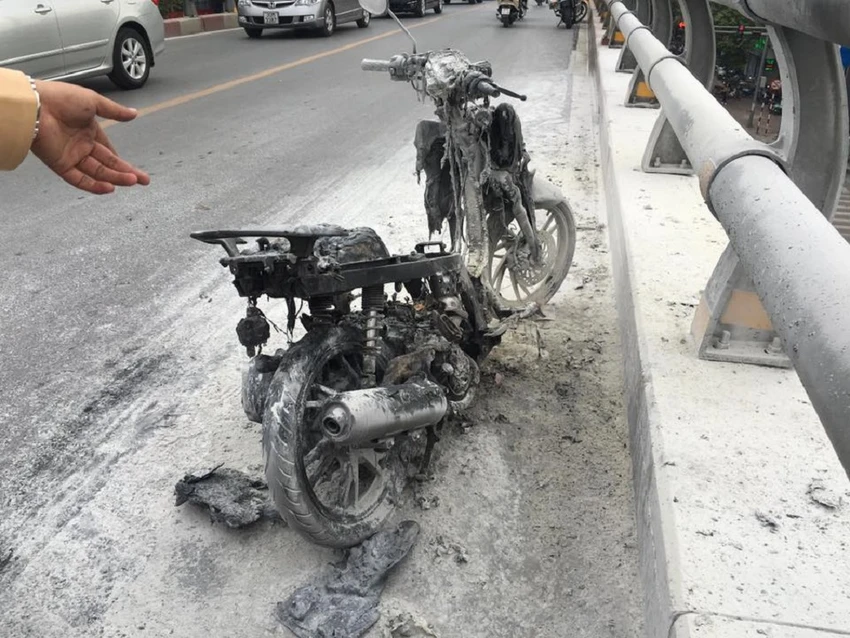 Xe máy bốc cháy tan tành trên cầu vượt tại Hà Nội ảnh 4 Xe máy bốc cháy tan tành trên cầu vượt tại Hà Nội ảnh 4