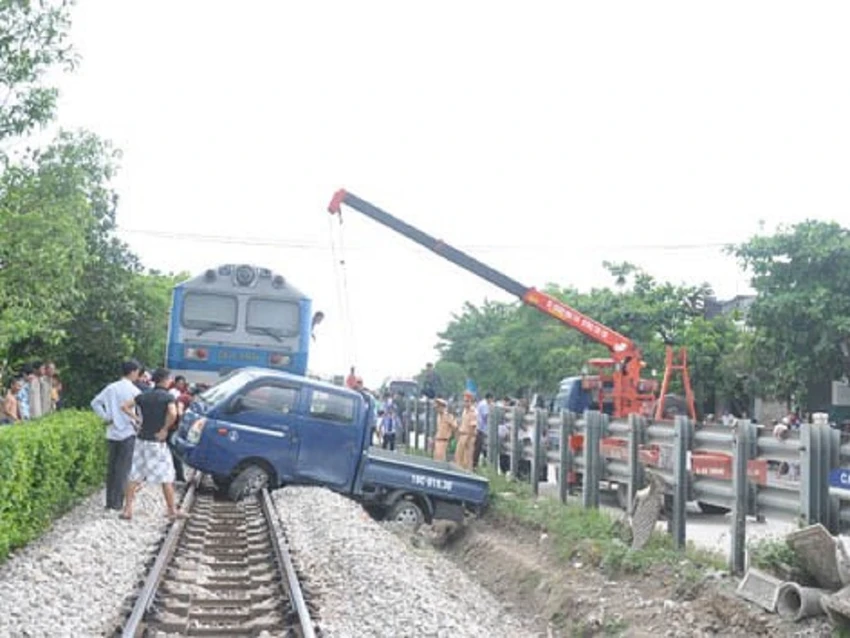 Xử lý ra sao khi ô tô chết máy giữa đường ray? ảnh 1