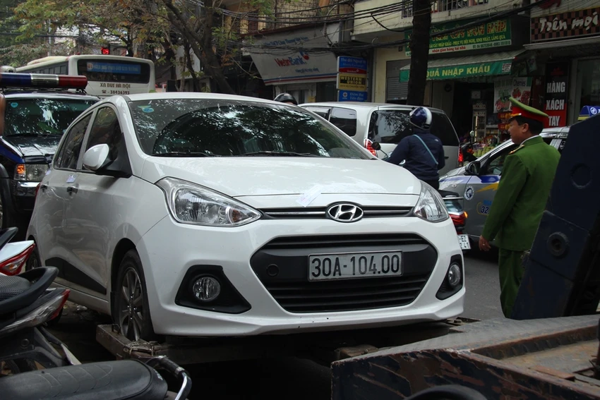 Công an Hà Nội cẩu xe, phạt người vứt rác trên vỉa hè ảnh 11 Công an Hà Nội cẩu xe, phạt người vứt rác trên vỉa hè ảnh 11
