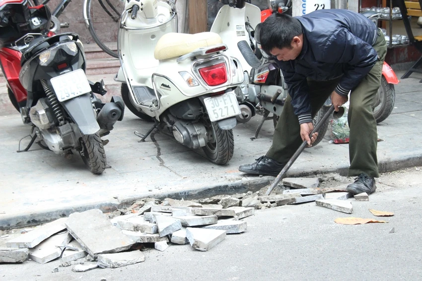 Dẹp loạn vỉa hè: Hôm trước phạt, hôm sau lại bày bán ảnh 12 Dẹp loạn vỉa hè: Hôm trước phạt, hôm sau lại bày bán ảnh 12