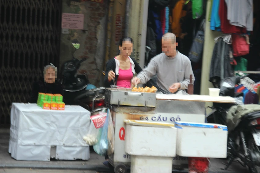 Dẹp loạn vỉa hè: Hôm trước phạt, hôm sau lại bày bán ảnh 4 Dẹp loạn vỉa hè: Hôm trước phạt, hôm sau lại bày bán ảnh 4