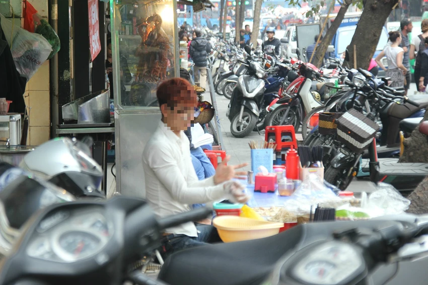 Dẹp loạn vỉa hè: Hôm trước phạt, hôm sau lại bày bán ảnh 5 Dẹp loạn vỉa hè: Hôm trước phạt, hôm sau lại bày bán ảnh 5
