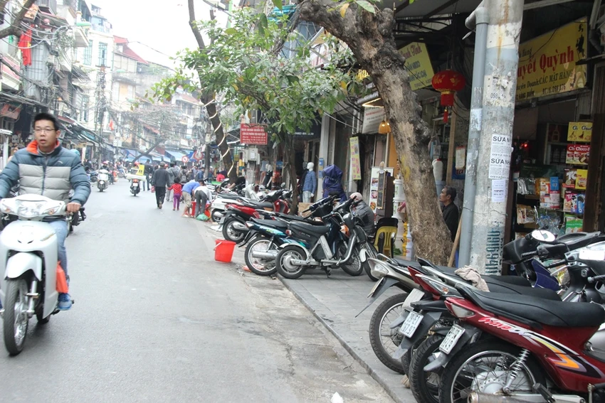 Dẹp loạn vỉa hè: Hôm trước phạt, hôm sau lại bày bán ảnh 3 Dẹp loạn vỉa hè: Hôm trước phạt, hôm sau lại bày bán ảnh 3