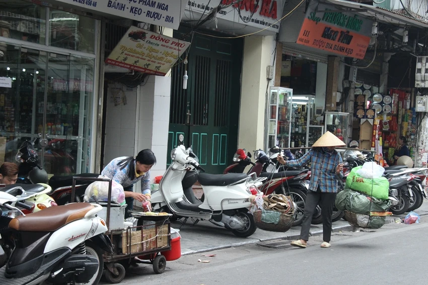 Dẹp loạn vỉa hè: Hôm trước phạt, hôm sau lại bày bán ảnh 6 Dẹp loạn vỉa hè: Hôm trước phạt, hôm sau lại bày bán ảnh 6