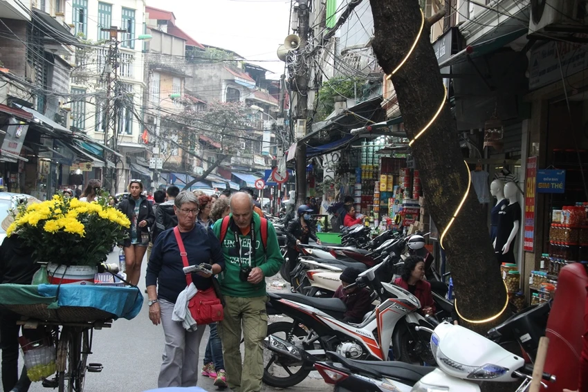 Dẹp loạn vỉa hè: Hôm trước phạt, hôm sau lại bày bán ảnh 7 Dẹp loạn vỉa hè: Hôm trước phạt, hôm sau lại bày bán ảnh 7