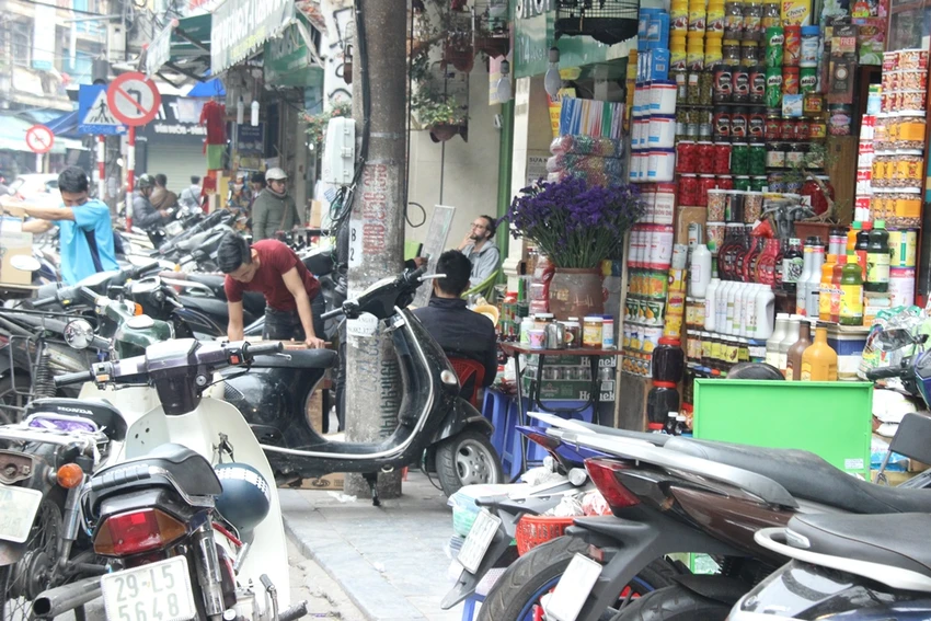 Dẹp loạn vỉa hè: Hôm trước phạt, hôm sau lại bày bán ảnh 8 Dẹp loạn vỉa hè: Hôm trước phạt, hôm sau lại bày bán ảnh 8