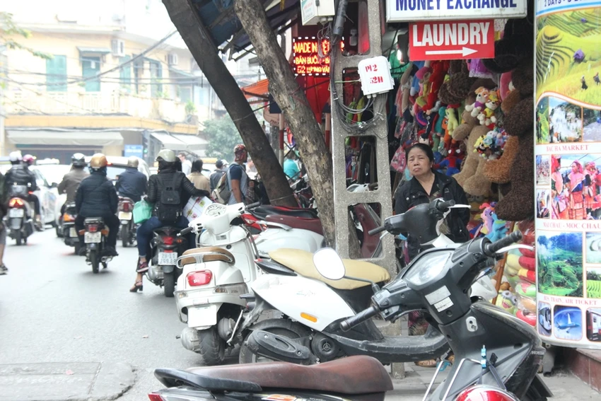 Dẹp loạn vỉa hè: Hôm trước phạt, hôm sau lại bày bán ảnh 10 Dẹp loạn vỉa hè: Hôm trước phạt, hôm sau lại bày bán ảnh 10