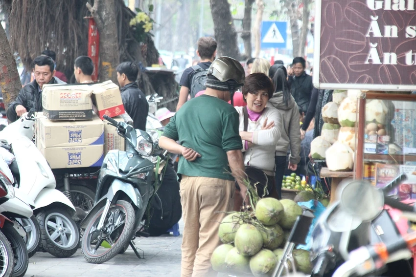 Dẹp loạn vỉa hè: Hôm trước phạt, hôm sau lại bày bán ảnh 1 Dẹp loạn vỉa hè: Hôm trước phạt, hôm sau lại bày bán ảnh 1