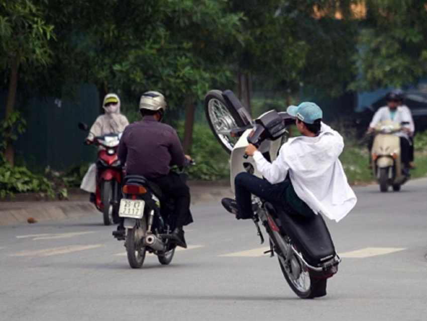 iều khiển xe chạy bằng một bánh đối với xe hai bánh, chạy bằng hai bánh đối với xe ba bánh