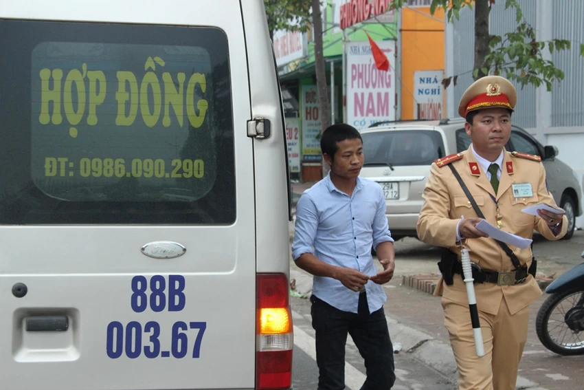Xử phạt xe điện, khách nháo nhào bắt taxi ảnh 12 Xử phạt xe điện, khách nháo nhào bắt taxi ảnh 12