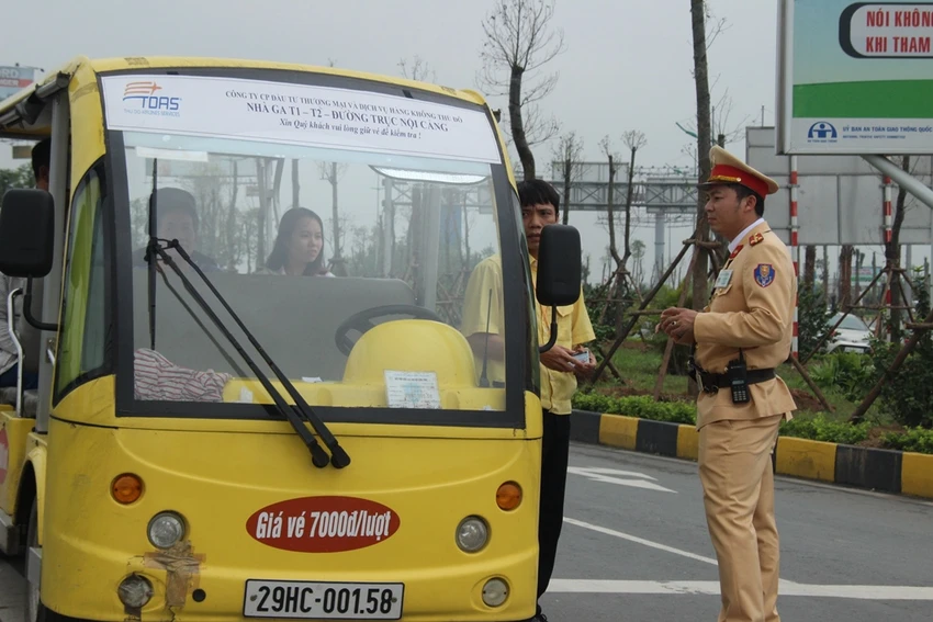 Xử phạt xe điện, khách nháo nhào bắt taxi ảnh 2 Xử phạt xe điện, khách nháo nhào bắt taxi ảnh 2