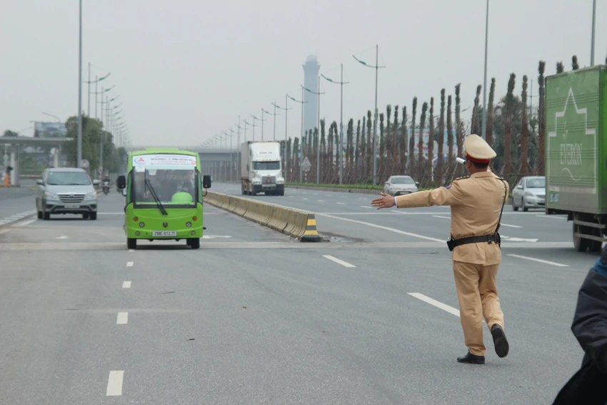Xử phạt xe điện, khách nháo nhào bắt taxi ảnh 3 Xử phạt xe điện, khách nháo nhào bắt taxi ảnh 3