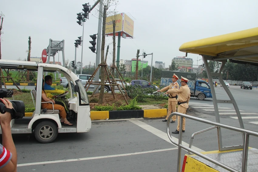Xử phạt xe điện, khách nháo nhào bắt taxi ảnh 1 Xử phạt xe điện, khách nháo nhào bắt taxi ảnh 1