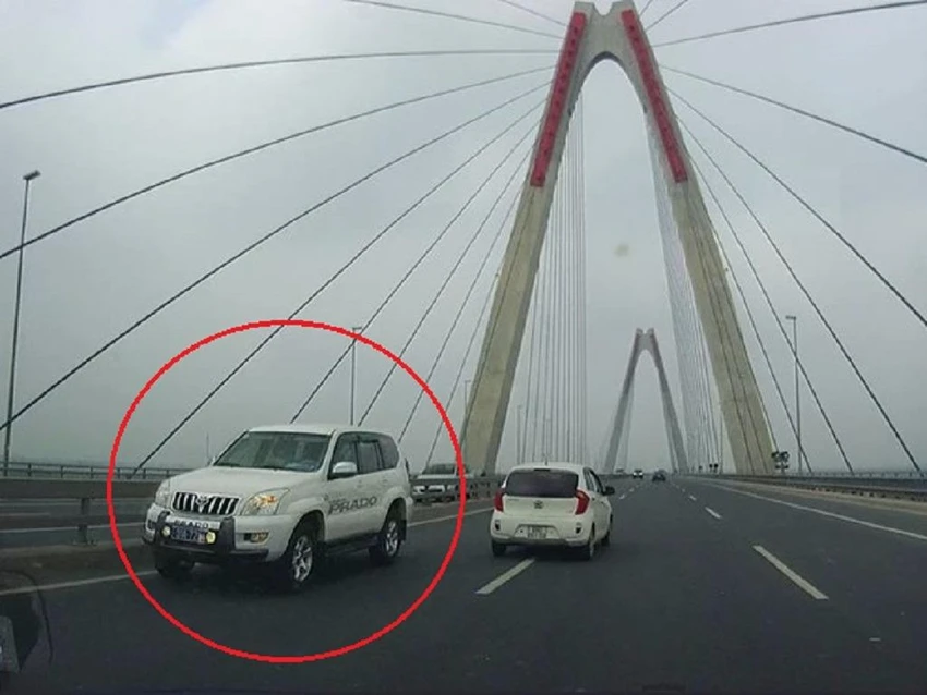 Chiếc xe biển xanh trong đoàn 5 xe chạy ngược chiều trên cầu Nhật Tân.