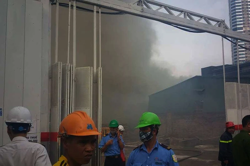 Đang cháy ngùn ngụt tại kho hàng gần tòa nhà Keangnam ảnh 5 Đang cháy ngùn ngụt tại kho hàng gần tòa nhà Keangnam ảnh 5