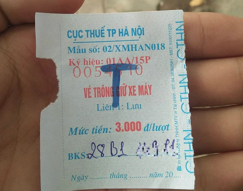 Vé ghi 3.000 đồng/lượt nhưng đều thu của khách mỗi lượt gửi xe 5.000 đồng.