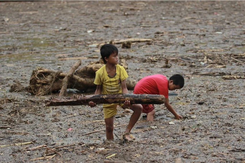 Tìm thấy thi thể cháu bé sau trận lũ kinh hoàng ảnh 3