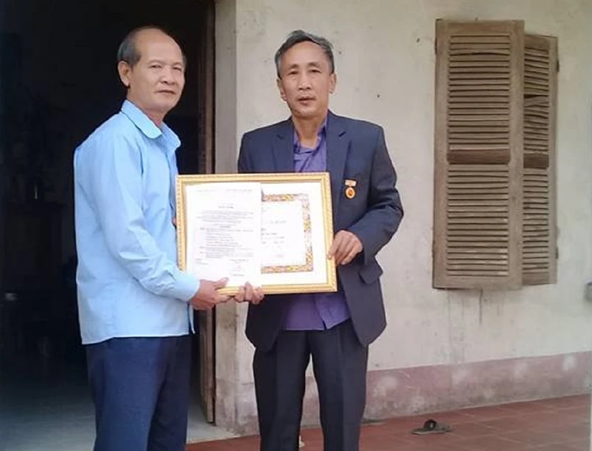 Tử tù oan Hàn Đức Long nhận huy hiệu 30 năm tuổi Đảng ảnh 1 Ông Hàn Đức Long nhận huy hiệu 30 năm tuổi Đảng