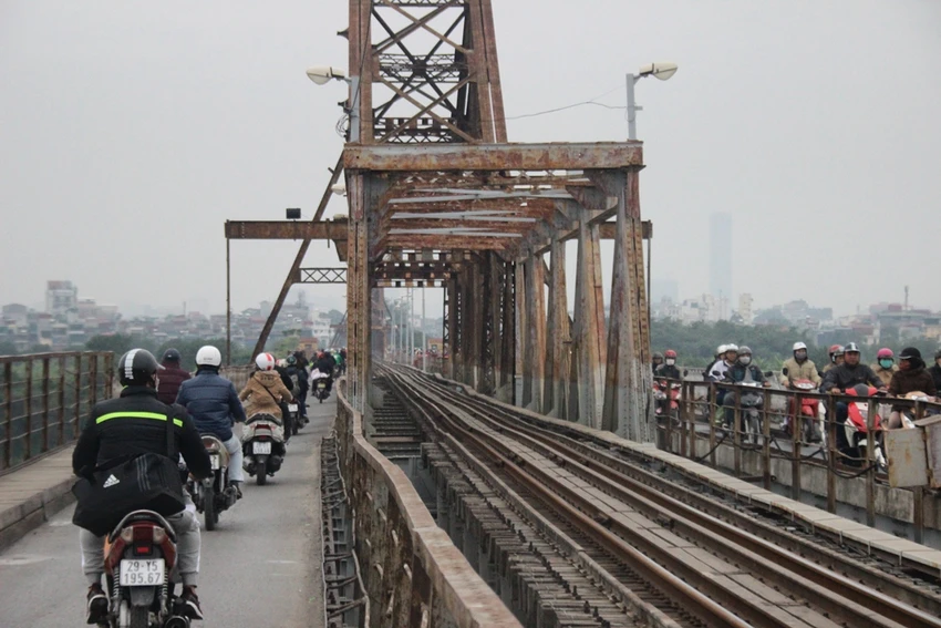 Cấm tàu thuyền để vớt bom 'khủng' cầu Long Biên ảnh 2