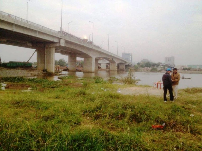 Nhảy xuống sông trốn công an, 1 người chết đuối ảnh 1
