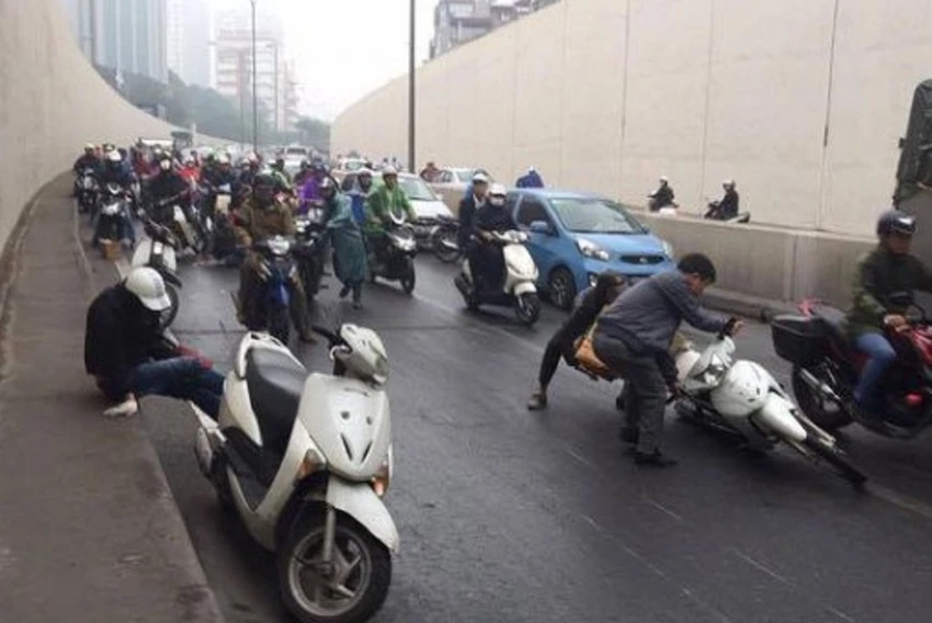 Hàng loạt xe máy trượt ngã la liệt dưới hầm Kim Liên ảnh 1