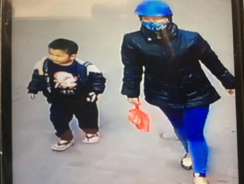 Bé trai bị bỏ lại qua đêm, không ai đến nhận ảnh 2 Bé trai bị bỏ lại qua đêm, không ai đến nhận ảnh 2