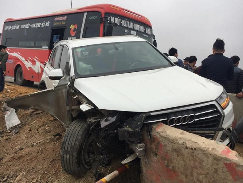 Tai nạn liên hoàn trên cao tốc, xe Audi bị tông nát ảnh 1 Tai nạn liên hoàn trên cao tốc, xe Audi bị tông nát ảnh 1