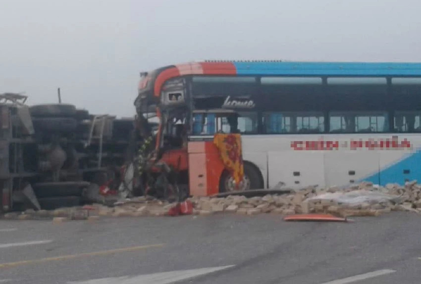 Ô tô tải lật ngang sau cú tông của xe khách ảnh 1 Ô tô tải lật ngang sau cú tông của xe khách ảnh 1