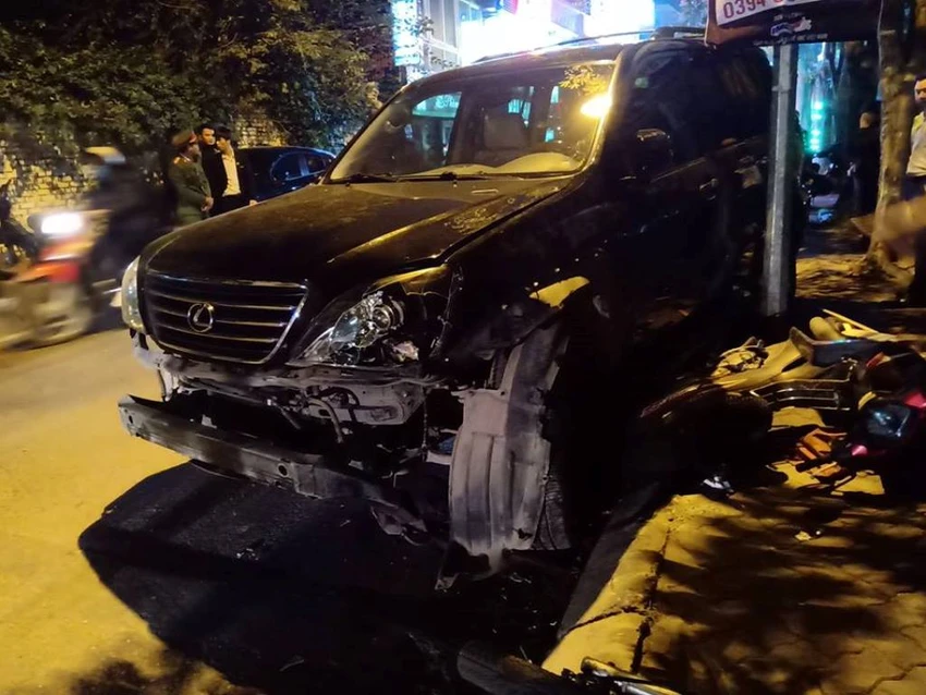 'Xe điên' Lexus đâm gục hàng chục xe máy, tông cả xe CSGT ảnh 2