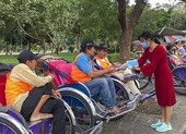 Giảng viên mua 1.000 khẩu trang phát miễn phí cho sinh viên