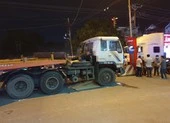 3 mẹ con bán vé số bị cuốn vào gầm xe thương vong