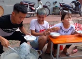 Con trai bà Tân Vlog bị xử phạt vì video nấu gà nguyên lông