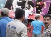 Tàu hỏa tông xe chở 40 học sinh, nhiều em bị thương