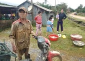 Người đàn ông hớt hải chạy ra từ vùng núi lở ở Quảng Trị