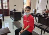 Trộm một lúc 5 điện thoại rồi trốn sau chậu cây kiểng