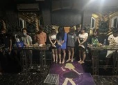 Bất chấp lệnh cấm, chủ quán karaoke vẫn lén lút cho 19 nam nữ hát hò